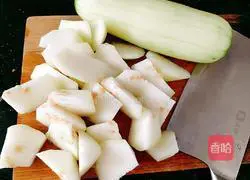 Recipe for making fungus, red dates, peanuts and beef tendon soup 9