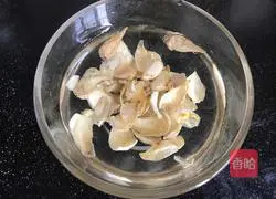 Illustration of how to make fresh orange and white fungus soup 2