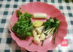 Illustration of how to make braised crucian carp soup 3