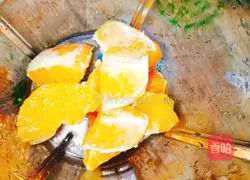 Illustration of how to make orange honey juice 3