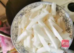 Illustration of how to make coconut chicken soup 4