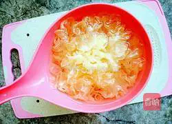 Illustration of how to make wolfberry, tremella and lotus seed soup 3