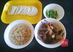 Illustration of how to make scallop and white glutinous rice soup 2