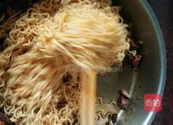 Illustration of how to make mushroom noodles 9
