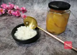 Illustration of how to make canned yellow peach sweet soup 1