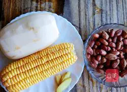 Corn, lotus root and peanut tube bone soup recipe 2