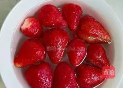 Illustration of how to make strawberry milkshake 2