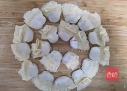 Illustration of how to make small wontons 4