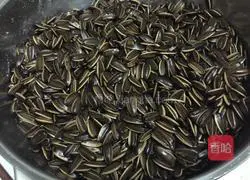 Illustration of how to make spiced melon seeds 3