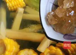 Illustration of how to make hot sugarcane corn soup 6