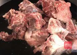 Illustration of how to make radish stewed with beef bone soup 1