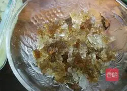 Illustration of how to make peach gum stewed in milk 2