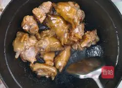 Soybean braised pig's trotters recipe 4