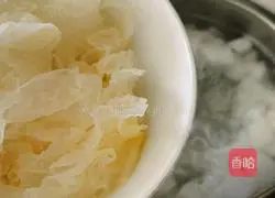 Illustration of how to make white radish and seaweed white fungus soup 6