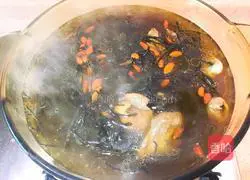 Sichuan - Illustration of how to stew native chicken with walnut flowers 8