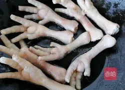 Illustration of how to make tiger skin chicken feet 4