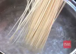 Illustration of how to make noodles with scallion oil 1