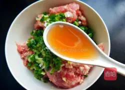 Illustration of how to make fungus and vegetable meatball soup 4