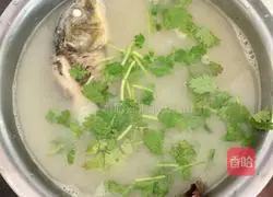 Illustration of how to make braised crucian carp 12