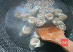 Illustration of how to make fresh meat wontons 3