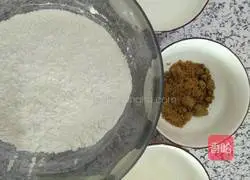 Illustration of how to make red and white sugar steamed buns 1