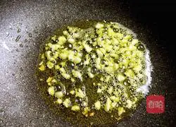 Illustration of how to make enoki mushrooms with chopped pepper 3