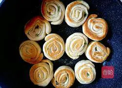 Illustration of making fried dough rolls 13