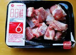 Illustration of how to make pork ribs, carrot and lotus root soup 1