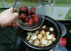 Red bean, red date, taro and cranberry Illustration of making berry syrup 7