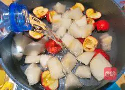 Illustration of how to make hawthorn and snow pear soup 7