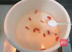 Illustration of how to make wolfberry and shepherd's purse egg soup 8