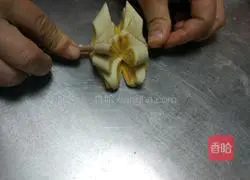 Illustration of how to make chrysanthemum steamed buns 12