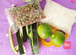 Illustration of how to make lemon, winter melon and rose tea 1