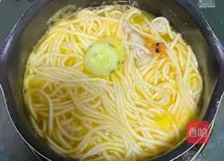 Illustration of how to make sour soup noodles 9