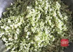 Illustration of how to make buns with sophora flower stuffing 1