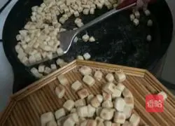 The surface of the electric baking pan Illustration of how to make chunks 7