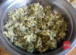 Illustration of how to steam locust flowers 6