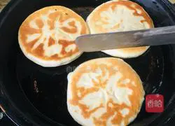 Illustration of how to make leek and egg dough pie 4