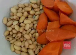 Pig trotters, soybeans and yam soup recipe 3