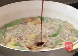 Illustration of how to make loofah and egg noodle soup 13