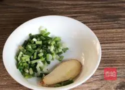 Illustration of how to make shrimp skin radish soup 3
