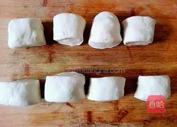 Illustration of how to make leek, egg and tofu buns 7