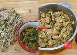 Three-color dumplings stuffed with pork and radish Practice illustration 9