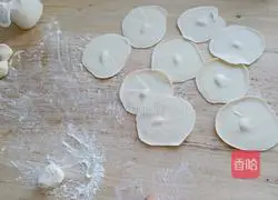 Illustration of how to make mutton and carrot dumplings 7