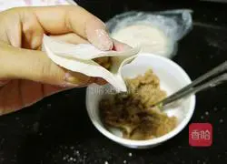 Illustration of how to make lettuce and beef dumplings 6