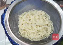Illustration of how to make appetizing chicken shredded cold noodles 3