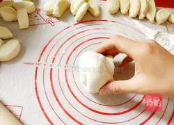 Illustration of how to make pork rose steamed buns 16