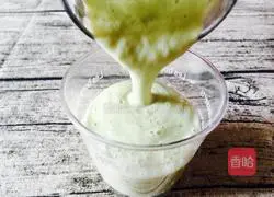 Illustration of how to make avocado milkshake 7