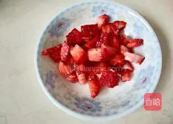 Illustration of how to make strawberry milkshake 6