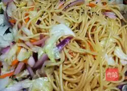 Illustration of how to make fried pasta with tomato sauce 5